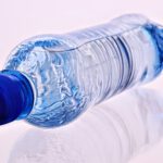 Eine Flasche Mineralwasser, davon trinkt jeder Deutsche im Schnitt 165 Liter pro Jahr