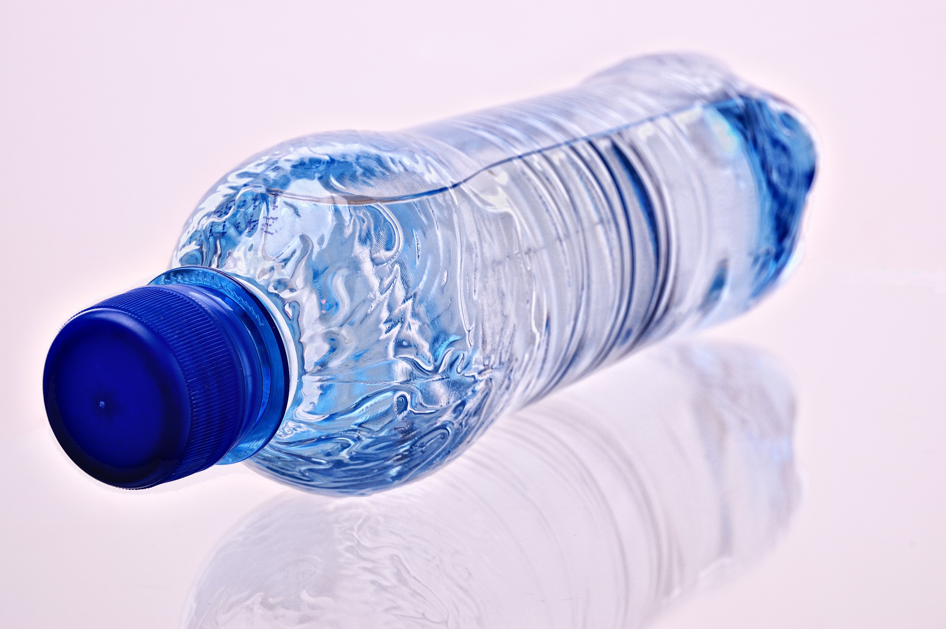 Eine Flasche Mineralwasser, davon trinkt jeder Deutsche im Schnitt 165 Liter pro Jahr